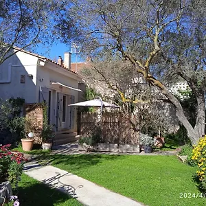 https://les-oliviers-de-camargue.fr-provencehotel.com